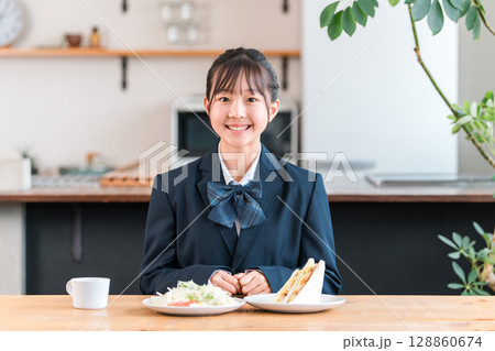 朝食,昼食のサンドイッチを食べる中学生,高校生,学生,生徒の女の子 128860674