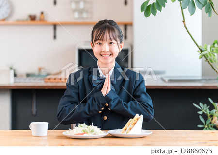 朝食,昼食のサンドイッチを食べる中学生,高校生,学生,生徒の女の子(成長期) 128860675
