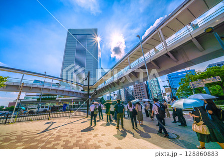 日本の横浜都市景観 朝の通勤風景。奥は、桜木町駅前の横浜市役所 日本の横浜都市景観 朝の通勤風景。奥は、桜木町駅前の横浜市役所 128860883