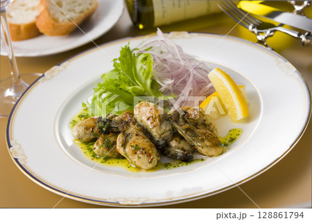 牡蠣の香草オイル焼き 牡蠣の香草オイル焼き 128861794