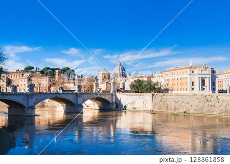 冬のローマ　テヴェレ川とサン・ピエトロ大聖堂のクーポラ 128861858