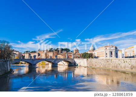 冬のローマ　テヴェレ川とサン・ピエトロ大聖堂のクーポラ 128861859