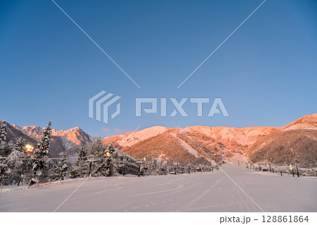 朝陽に照らされる美しいスキー場 128861864