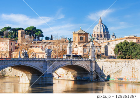冬のローマ　テヴェレ川とサン・ピエトロ大聖堂のクーポラ 128861867