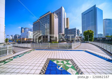 日本の横浜都市景観 桜木町駅 新南口(市役所口)やホテルメッツ、横浜市役所、電車などを桜木橋から望む 日本の横浜都市景観 桜木町駅 新南口(市役所口)やホテルメッツ、横浜市役所、電車などを桜木橋から望む 128862187