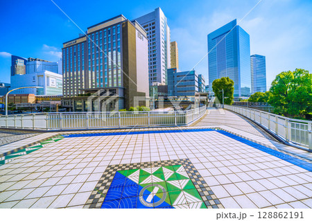 日本の横浜都市景観 桜木町駅　新南口(市役所口）やホテルメッツ、横浜市役所、電車などを桜木橋から望む 128862191