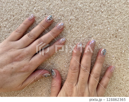 夏の大人可愛いネイビーキラキラネイル 128862365