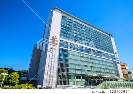 日本の横浜都市景観 7月21日。旅行需要回復…(賑わう)新横浜駅などを望む。新時代へ… 128862984