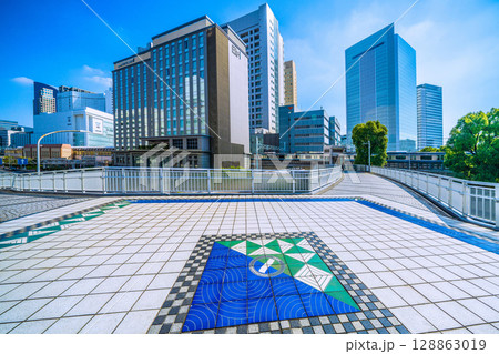 日本の横浜都市景観 桜木町駅 新南口(市役所口)やホテルメッツ、横浜市役所、電車などを桜木橋から望む 日本の横浜都市景観 桜木町駅 新南口(市役所口)やホテルメッツ、横浜市役所、電車などを桜木橋から望む 128863019