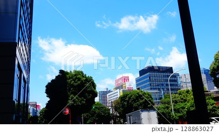 真夏の街並み風景 128863027