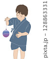 ヨーヨーを持ってお祭りの男の子 128863331
