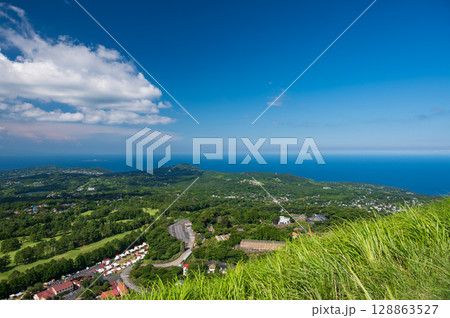 大室山山頂からの眺め　夏の伊豆　夏の眺望 128863527