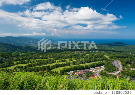 大室山山頂からの眺め 夏の伊豆 夏の眺望 大室山山頂からの眺め 夏の伊豆 夏の眺望 128863529