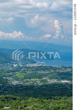 大室山山頂から眺める景色 伊東の町並み 夏の風景 大室山山頂から眺める景色 伊東の町並み 夏の風景 128863596