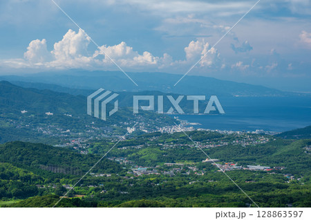 大室山山頂から眺める景色　伊東の町並み　夏の風景 128863597