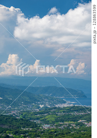 大室山山頂から眺める景色　伊東の町並み　夏の風景 128863599