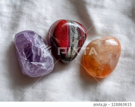 3つの綺麗な天然石　AI画像 128863615