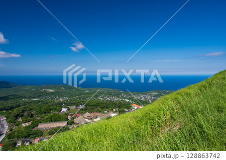 大室山山頂から眺める海の絶景 大室山山頂から眺める海の絶景 128863742