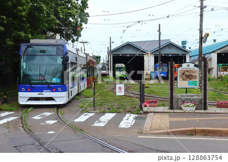 函館市電の駒場車庫と馬車鉄道記念碑(駒場車庫前) 函館市電の駒場車庫と馬車鉄道記念碑(駒場車庫前) 128863754