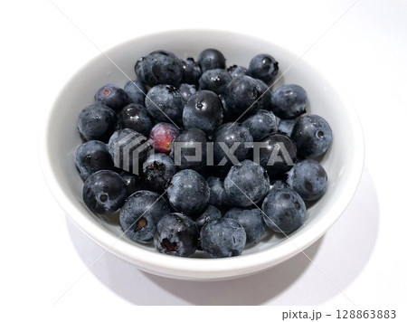 白い小鉢に入った旬のブルーベリー005 白い小鉢に入った旬のブルーベリー005 128863883