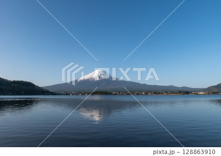 澄み渡る朝、河口湖と富士山 128863910