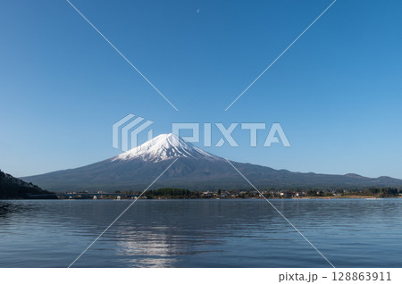 澄み渡る朝、河口湖と富士山 128863911