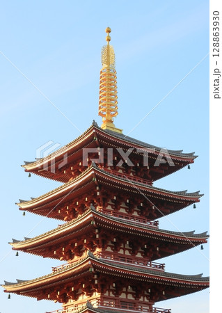 夕日に金色に輝く浅草寺の五重塔 128863930