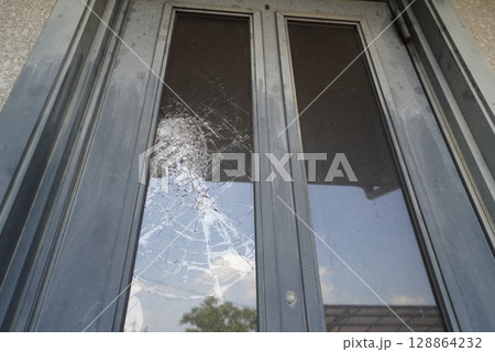 壊された玄関のガラスが割れたドア 128864232