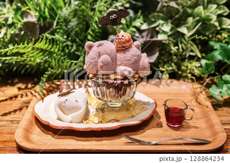 クマと可愛いハロウィンスイーツプレート 128864234