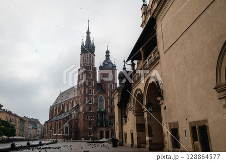 霧の中の聖マリア教会 128864577