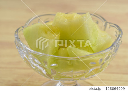 夏の定番フルーツ　カットメロン 128864909