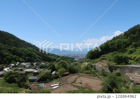 上積翠寺集落の様子と甲府盆地の眺望 上積翠寺集落の様子と甲府盆地の眺望 128864962