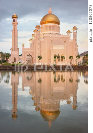 Omar Ali Saifuddien Mosque at sunset, Bandar Seri Begawan, Brunei. Omar Ali Saifuddien Mosque at sunset, Bandar Seri Begawan, Brunei. 128865078