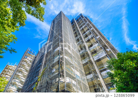 日本の横浜都市景観　夏空が広がる…マンションの補修や点検等、足場や防護ネット、衛星アンテナが… 128865099