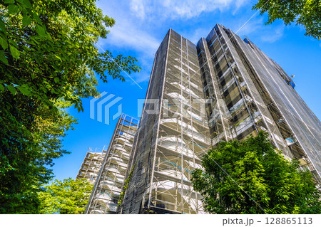 日本の横浜都市景観 夏空が広がる…マンションの補修や点検等、足場や防護ネット、衛星アンテナが… 日本の横浜都市景観 夏空が広がる…マンションの補修や点検等、足場や防護ネット、衛星アンテナが… 128865113