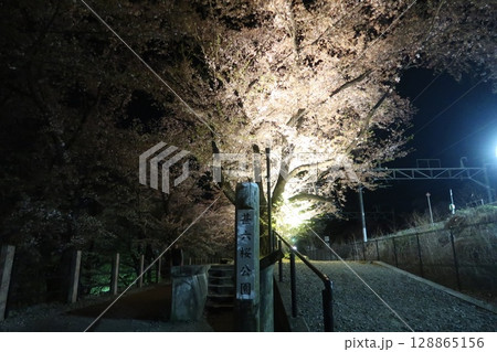 甲州市勝沼、甚六桜公園の夜桜 甲州市勝沼、甚六桜公園の夜桜 128865156