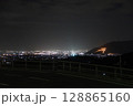 甲州市、勝沼ぶどう郷駅前から望む夜景と笈形焼 128865160