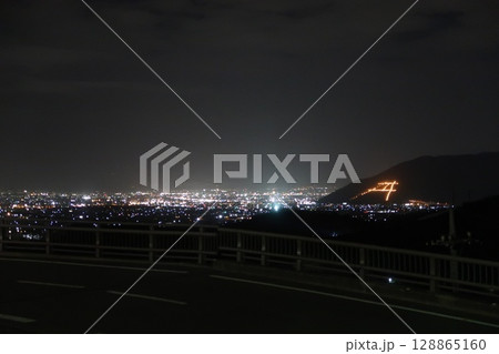 甲州市、勝沼ぶどう郷駅前から望む夜景と笈形焼 甲州市、勝沼ぶどう郷駅前から望む夜景と笈形焼 128865160