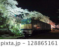 甲州市勝沼、甚六桜公園の夜桜と電気機関車 128865161
