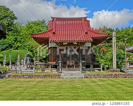 岡山県津山市にある真言宗「新善光寺」:大師堂と天然芝の境内 岡山県津山市にある真言宗「新善光寺」:大師堂と天然芝の境内 128865185