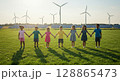 風力発電の前で手をつなぐ子供たち 128865473