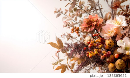 秋の花のブーケ、白背景 128865621