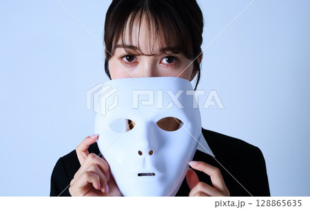 仮面を持つ女性会社員のイメージ 128865635