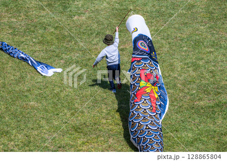 子供が主役の日 ― 風と遊ぶ 子供が主役の日 ― 風と遊ぶ 128865804