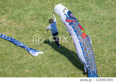 子供が主役の日 ― 風と遊ぶ 子供が主役の日 ― 風と遊ぶ 128865805