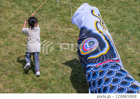 子供が主役の日 ― 風と遊ぶ 128865808