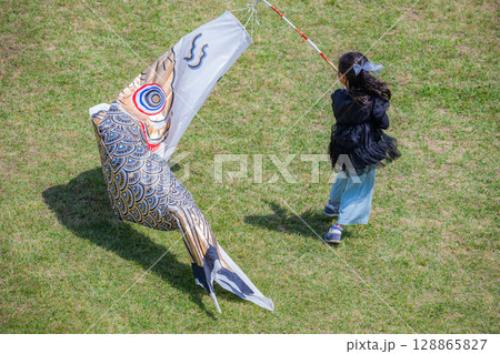 子供が主役の日 ― 風と遊ぶ 128865827