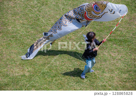 子供が主役の日 ― 風と遊ぶ 子供が主役の日 ― 風と遊ぶ 128865828