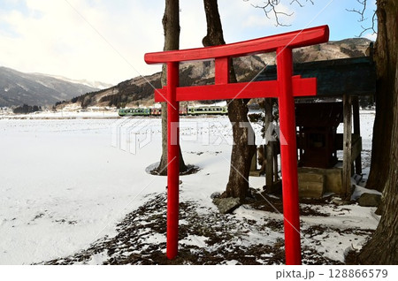 冬の遠野 釜石線と小さな神社 冬の遠野 釜石線と小さな神社 128866579