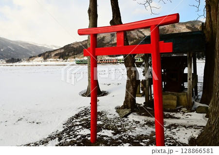 冬の遠野 釜石線と小さな神社 冬の遠野 釜石線と小さな神社 128866581